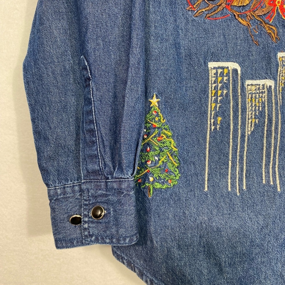 Bill Blass Jeans Christmas Embroidered Denim Button Down Shirt size Medium - Picture 4 of 9